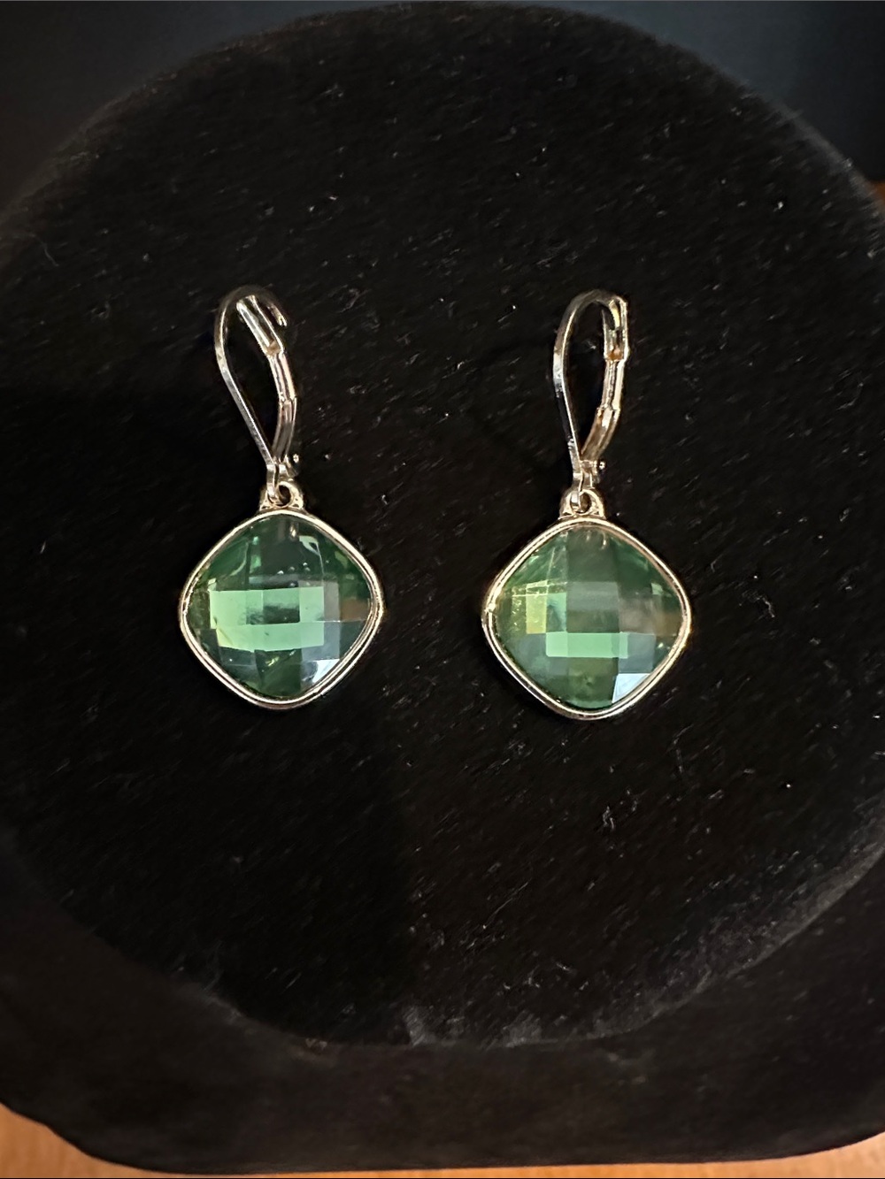 Napier green gem and goldtone earrings with snap clasp closure. - Picture 1 of 4